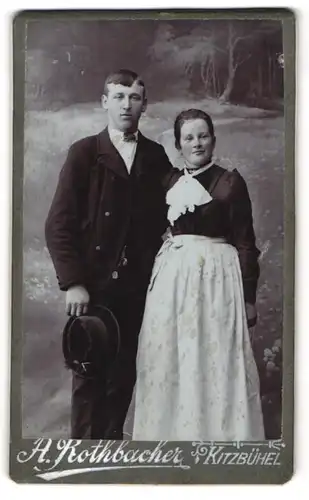 Fotografie A. Rothbacher, Kitzbühel, Hintere Stadtgasse 28, Portrait eines elegant gekleideten Paares