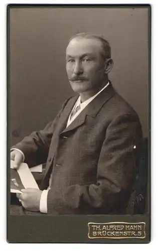 Fotografie Th. Alfred Hahn, Chemnitz, Brückenstr. 5, Portrait stattlicher Herr im eleganten Jackett