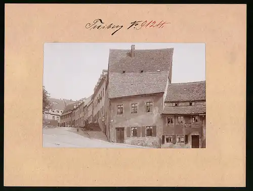 Fotografie Brück & Sohn Meissen, Ansicht Freiberg / Sachsen, Wasserturmstrasse mit Abostelle Dresdner Neueste Nachrichten