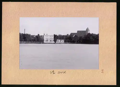 Fotografie Brück & Sohn Meissen, Ansicht Borna, Blick auf den Breiten Teich und Restaurant zum Genfer See, Kirche