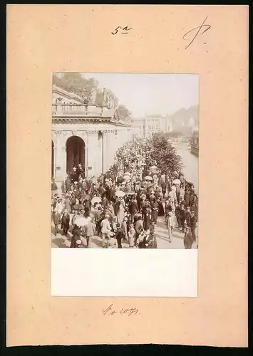 Fotografie Brück & Sohn Meissen, Ansicht Karlsbad, Partie an der Mühlbrunnen-Colonade mit Kurgästen