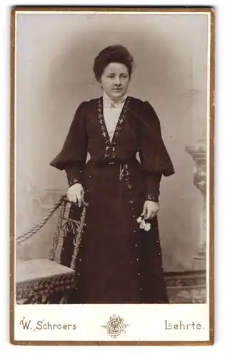 Fotografie Wilh. Schroers, Lehrte, Sedanstr. 9, Dame in schwarzem Kleid mit tiefem Ausschnitt über weisser Bluse