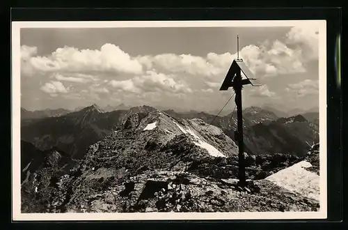 AK Hindelang-Bad-Oberdorf i. Allg., Der Daumengipfel mit Gipfelkreuz und Blick gegen Zugspitze