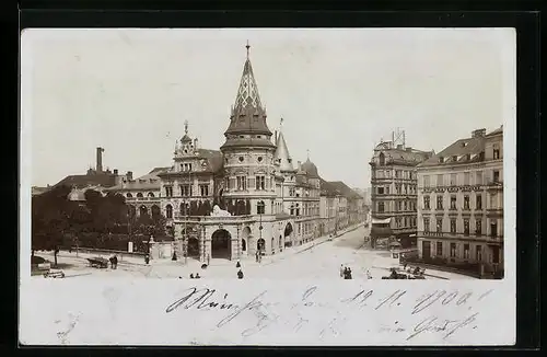 Foto-AK München, Strassenpartie mit Gasthaus Löwenbräu-Keller und Apotheke