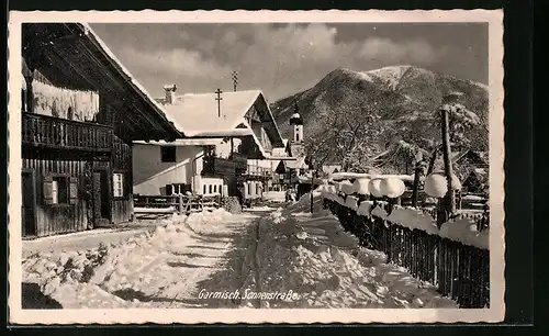 AK Garmisch, Sonnenstrasse mit Gartenwirtschaft im Schnee