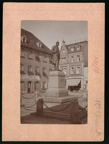 Fotografie Brück & Sohn Meissen, Ansicht Pulsnitz, Blick auf das König-Albert-Denkmal, Schneiderei Emil Müller