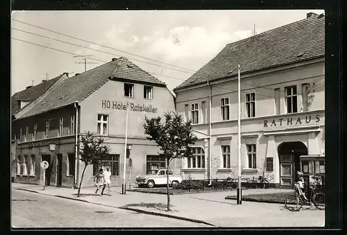 AK Lindow /Mark, Strassenpartie mit dem Rathaus, HO-Hotel Ratskeller