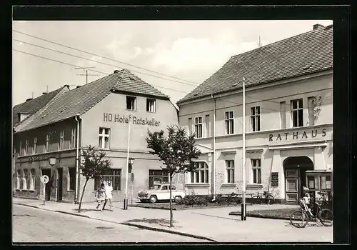 AK Lindow /Mark, Strassenpartie mit dem Rathaus, HO-Hotel Ratskeller