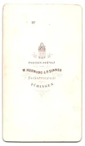 Fotografie W. Hornung & P. Sinner, Tübingen, junges Paar in Tübinger Tracht mit im Atelier, Hand Koloriert