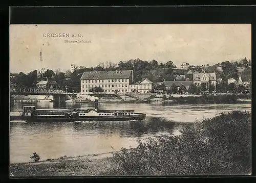 AK Crossen a. O., Bismarckstrasse mit Brücke u. Dampfer