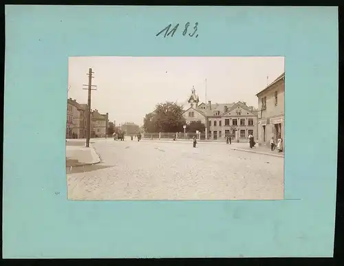 Fotografie Brück & Sohn Meissen, Ansicht Cotta, Schulplatz und alte Schule, Handlung Ernst T. Domschke