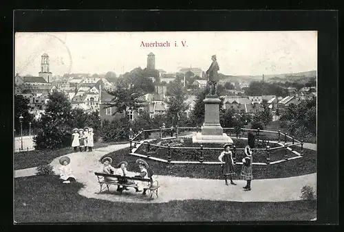 AK Auerbach i. V., Ortsansicht hinter dem Denkmal, mit Mädchengruppe