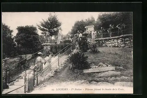 AK Lourdes, I. Station - Pelerins faisant le chemin de la Croix