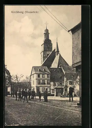 AK Kirchberg /Hunsrück, Strassenpartie mit Kirche und Denkmal