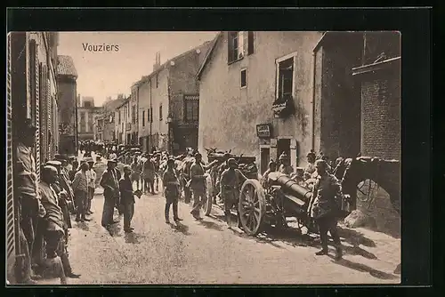 AK Vouziers, Soldaten mit Geschütz auf der Strasse