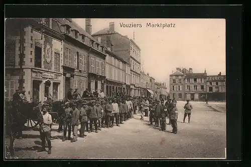 AK Vouziers, Truppen auf dem Marktplatz