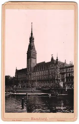 Fotografie Max Priester, Hamburg, Ansicht Hamburg, Blick von der Alster auf das Rathaus, Litfasssäule