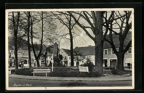 AK Teupitz /Mark, Strassenpartie mit Hotel und Gasthaus Goldener Stern, Denkmal, Tankstelle und Bushaltestelle