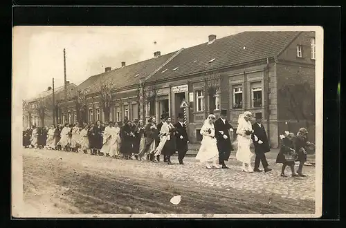 Foto-AK Barenthin, Hochzeit Fam. Hähnel an der Lindenallee mit Tapeziergeschäft von Otto Wesenberg ca. 1910