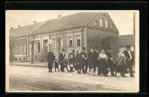 Foto-AK Barenthin, Hochzeit Fam. Hähnel an der Lindenallee mit Tapeziergeschäft von Otto Wesenberg ca. 1910