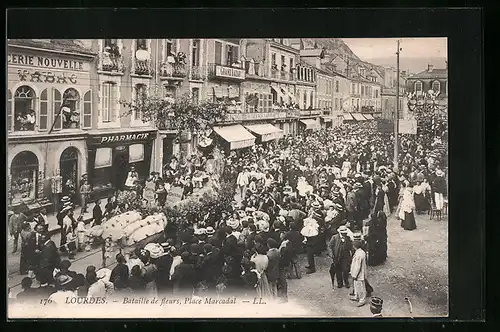 AK Lourdes, Bataille de fleurs, Place Marcadal