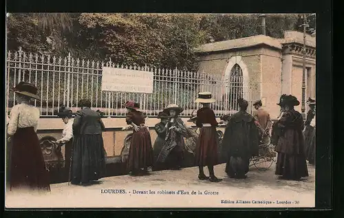 AK Lourdes, Devant les robinets d'Eau de la Grotte