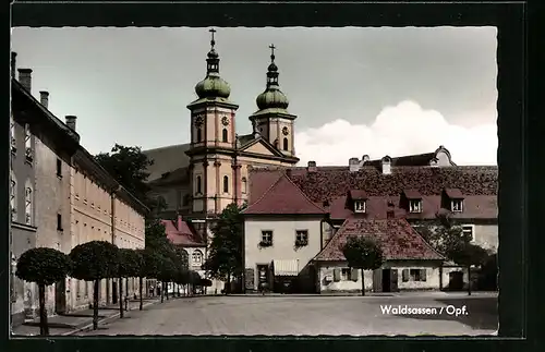 AK Waldsassen /Opf., Strassenpartie mit Kirche