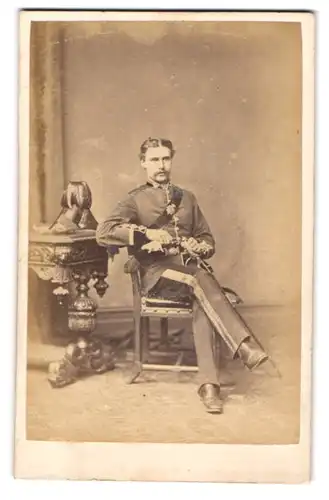 Fotografie H. P. Robinson, Leamington, 16 Upper Parade, englischer Soldat in Uniform mit Orden und Zweispitz