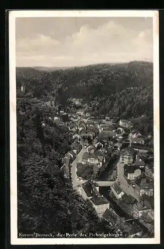 AK Berneck / Fichtelgebirge, Totale vom Berg aus gesehen