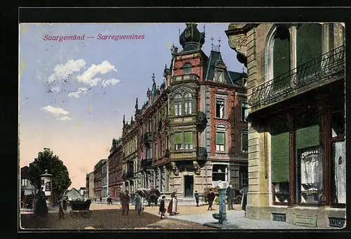 AK Saargemünd, Strassenpartie mit Litfasssäule und Passanten