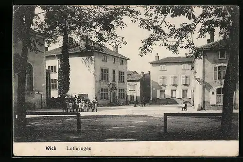 AK Wich /Lothringen, Strassenpartie mit spielenden Kindern