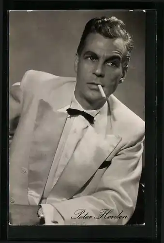 AK Schauspieler Peter Herden im Anzug und mit Zigarette