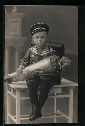 Foto-AK Junge sitzt auf dem Tisch mit seiner Zuckertüte zum Schulanfang, Erwin Geiger am 14. April 1920