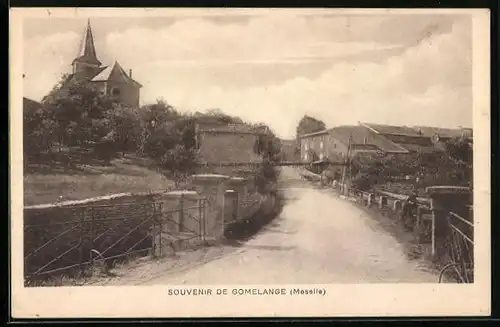 AK Gomelange, Strassenpartie mit Blick zur Kirche