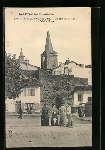 AK Saint-Jean-Pied-de-Port, Un coin de la Place, La Vieille Porte