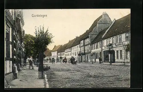 AK Gardelegen, Strassenpartie mit Wagenfabrik