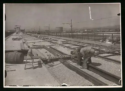 Fotografie Ansicht Wien-Floridsdorf, Brückenbau Kaiser Franz Joseph Brücke, Gleisbauer montieren Eisenbahnschienen