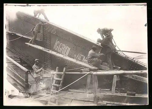 Fotografie Ansicht Wien-Floridsdorf, Brückenbau Kaiser Franz Joseph Brücke, Bogenteil wird mit Pressluft vernietet