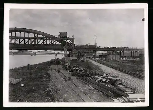 Fotografie Ansicht Wien-Floridsdorf, Brückenbau Kaiser Franz Joseph Brücke, Arbeiter schieben Waggon zum Kran