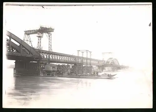 Fotografie Ansicht Wien-Floridsdorf, Brückenbau Kaiser Franz Joseph Brücke, Ponton m. Hebevorrichtung, Querkran & Brücke