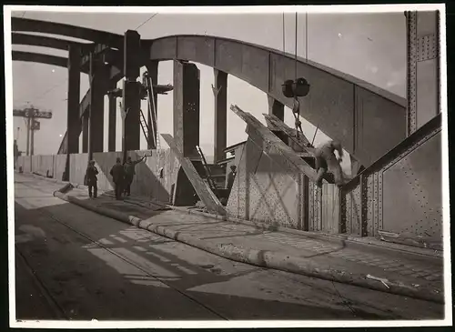 Fotografie Ansicht Wien-Floridsdorf, Brückenbau Kaiser Franz Joseph Brücke, Arbeiter vernietet Teil d. Bogenkonstruktion