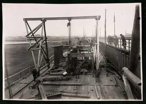 Fotografie Ansicht Wien-Floridsdorf, Brückenbau Kaiser Franz Joseph Brücke, Laufkran bringt Fachwerkteile in Position