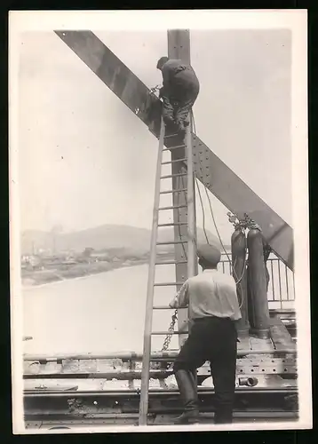 Fotografie Ansicht Wien-Floridsdorf, Brückenbau Kaiser Franz Joseph Brücke, Arbeiter trennt Träger mit Schweissbrenner ab