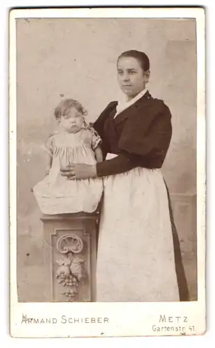 Fotografie Armand Schieber, Metz, junge Amme / Kindermädchen im Atelier mit Zögling