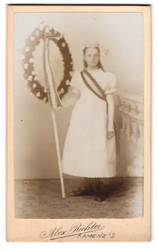 Fotografie Alex Richter, Kamenz i. Sa., junges Mädchen mit Blumenkranz und Haarschmuck im weissen Kleid