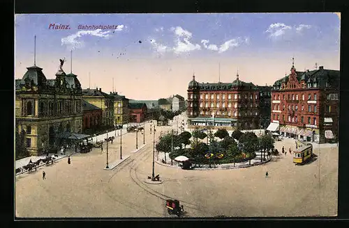 AK Mainz, Strassenbahnen auf dem Bahnhofsplatz