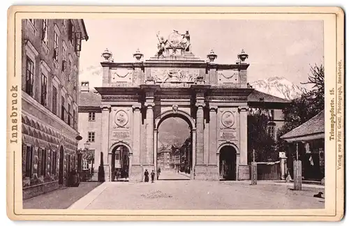 Fotografie Fritz Gratl, Innsbruck, Ansicht Innsbruck, Blick auf und durch die Triumphpforte