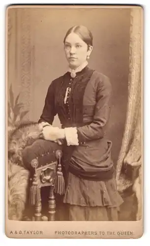 Fotografie A. & G. Taylor, Bristol, 1, Baldwin Street, Junge Dame in modischer Kleidung