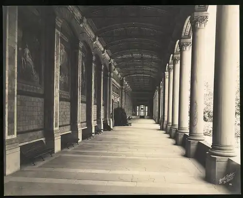 Fotografie Gustav Salzer, Baden-Baden, Ansicht Baden-Baden, Wandelgang der Trinkhalle, Grossformat 27 x 22cm