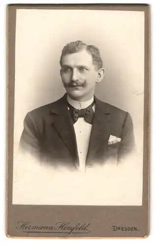 Fotografie Hermann Herzfeld, Dresden, Altmarkt, Eleganter Herr mit Zwirbelbart und Fliege